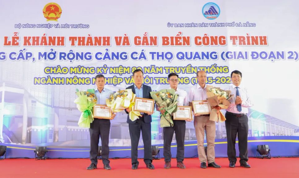 Khen thưởng 2 tập thể và 2 cá nhân. Ảnh: XUÂN QUỲNH