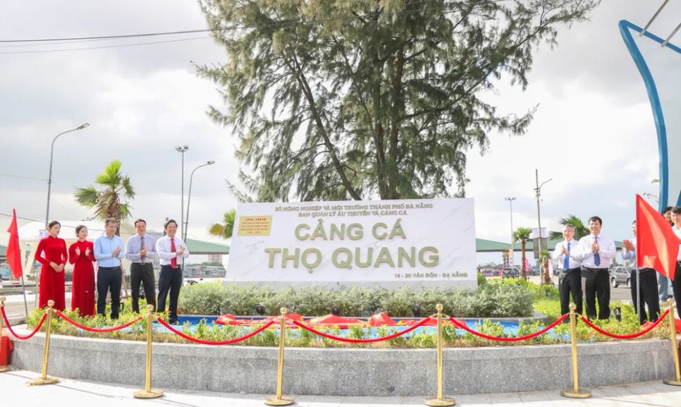 Lãnh đạo TP Đà Nẵng thực hiện nghi thức gắn biển công trình. Ảnh: XUÂN QUỲNH