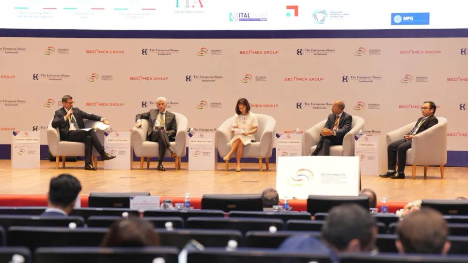 Các diễn giả trao đổi, chia sẻ tại phiên thảo luận Các diễn giả trao đổi, chia sẻ tại phiên thảo luận