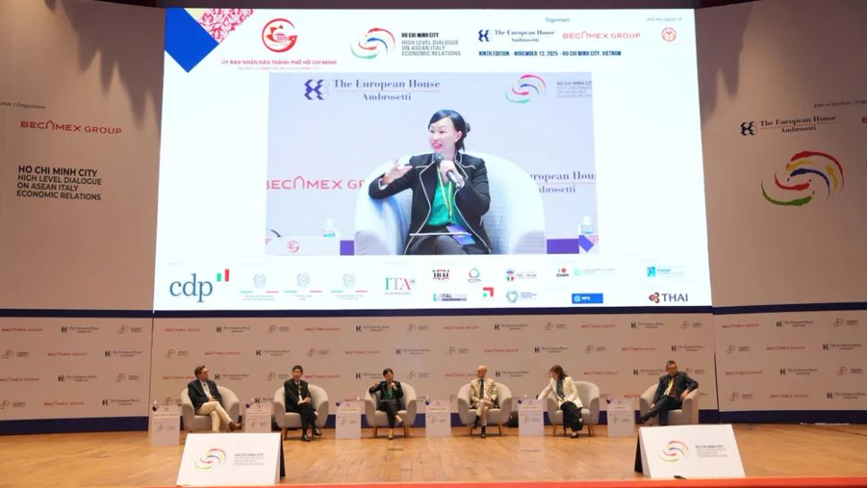 Thúc đẩy tăng trưởng thông qua công nghiệp công nghệ cao và đổi mới số Thúc đẩy tăng trưởng thông qua công nghiệp công nghệ cao và đổi mới số