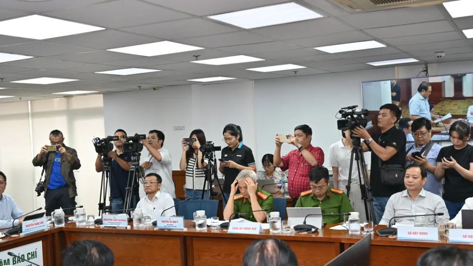 Đại diện các cơ quan thông tấn, báo chí tham dự họp báo