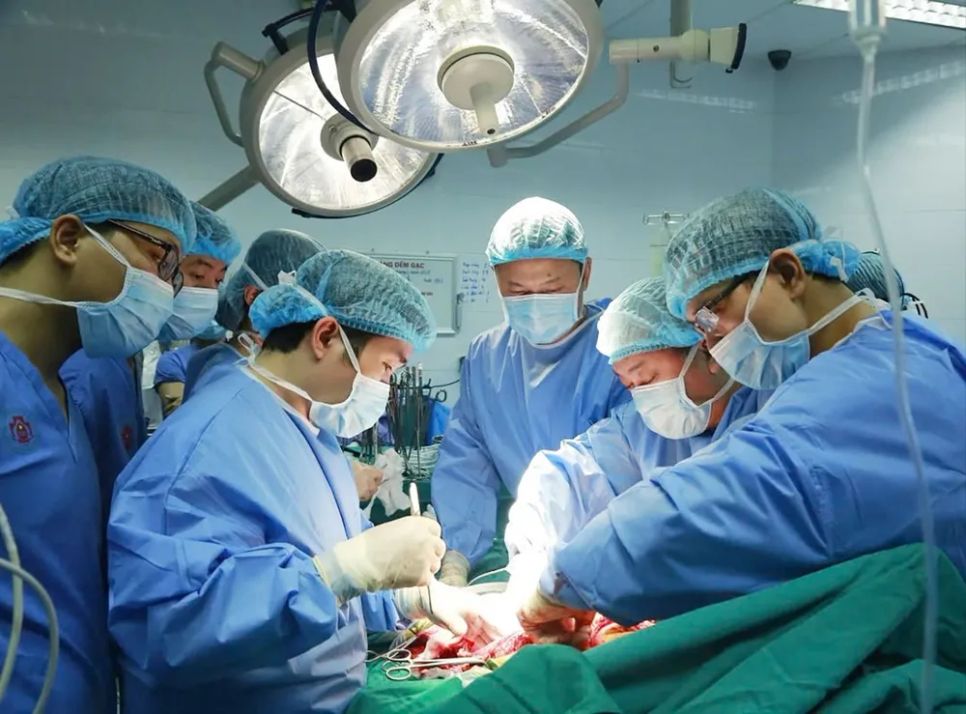 Các bác sĩ Bệnh viện Trung ương Quân đội 108 (Hà Nội) thực hiện một ca ghép gan. Ảnh: BVCC Các bác sĩ Bệnh viện Trung ương Quân đội 108 (Hà Nội) thực hiện một ca ghép gan. Ảnh: BVCC