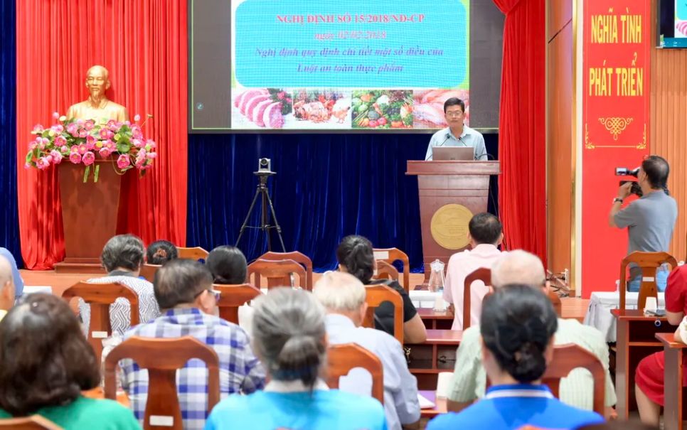 Báo cáo viên thuộc Sở An toàn thực phẩm TPHCM trình bày các nội dung tập huấn. Ảnh: VĂN MINH