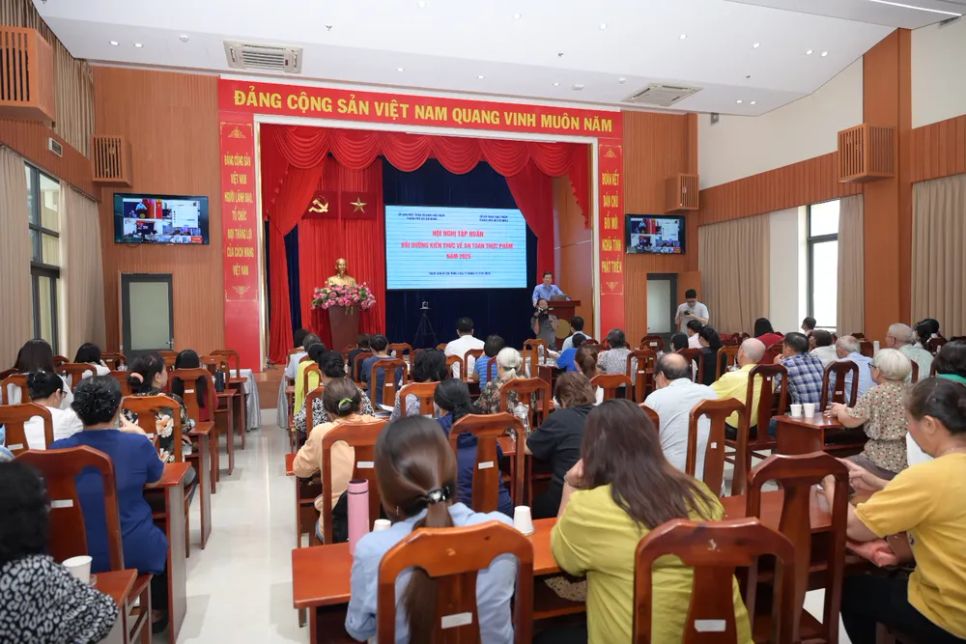 Hội nghị diễn ra theo hình thức trực tiếp kết hợp trực tuyến. Ảnh: VĂN MINH