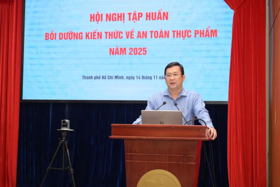 Phó Chủ tịch Ủy ban MTTQ Việt Nam TPHCM Phan Hồng Ân phát biểu khai mạc buổi tập huấn. Ảnh: VĂN MINH