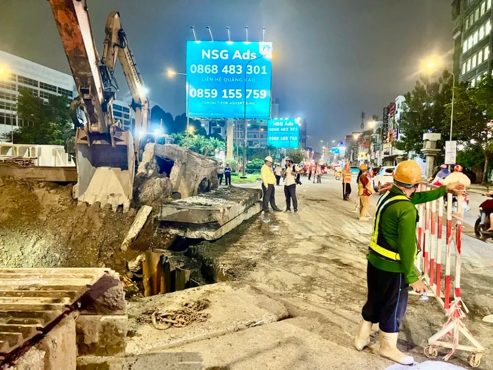 Thi công ga S7 Bảy Hiền được đánh giá là một trong những điểm khó khăn nhất do phương tiện lưu thông rất đông. Ảnh: QUỐC HÙNG