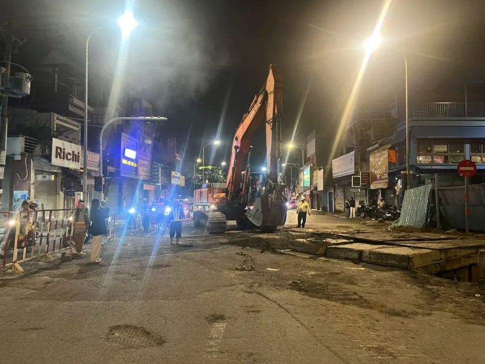 Thi công gặp nhiều khó khăn do tuyến đường có đông phương tiện lưu thông. Ảnh: QUỐC HÙNG