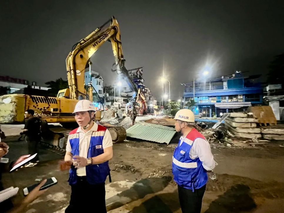 Trưởng Ban Quản lý đường sắt đô thị TPHCM (MAUR) Phan Công Bằng kiểm tra thực tế tại công trình thi công tuyến metro số 2. Ảnh: QUỐC HÙNG