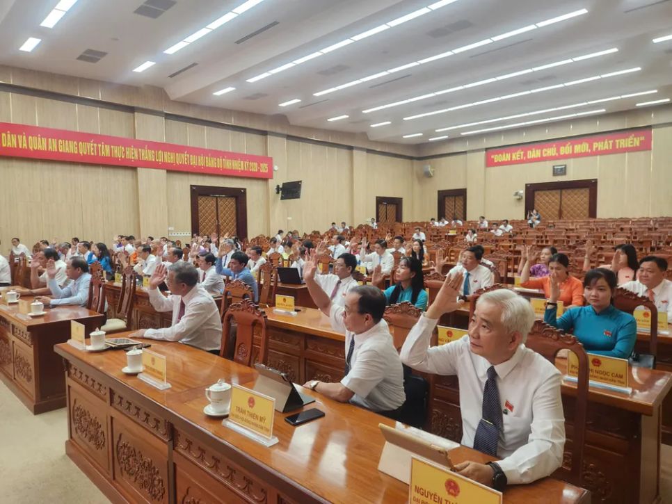 Đại biểu HĐND tỉnh An Giang biểu quyết thông qua Nghị quyết quyết định chủ trương đầu tư dự án Trung tâm tổ chức Hội nghị APEC