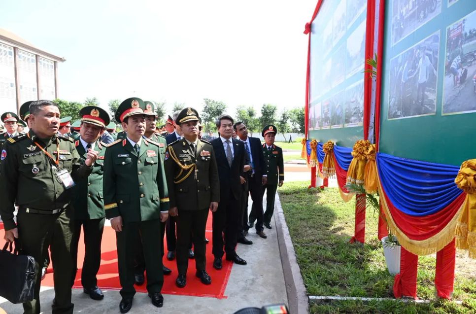 Các đại biểu nghe giới thiệu về các hoạt động của Bộ Tư lệnh Hiến binh tỉnh Svay Rieng