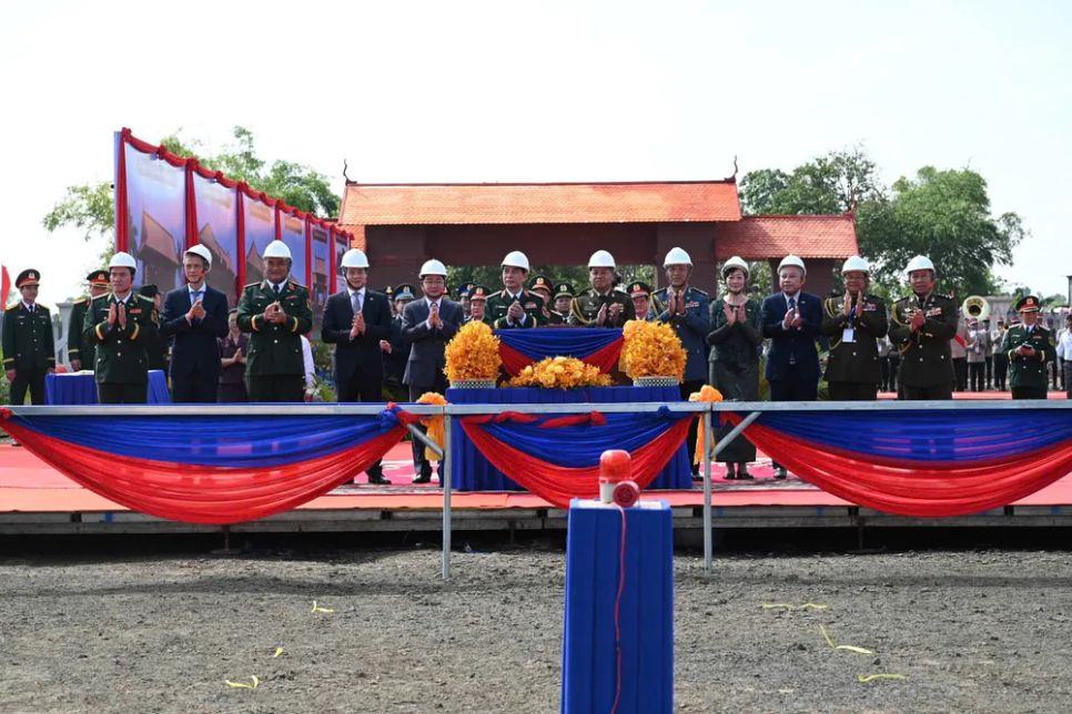 Các đại biểu thực hiện nghi thức khởi công Trường Tiểu học Sang Sovan