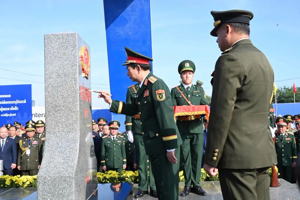 Đại tướng Phan Văn Giang thực hiện nghi thức tô son cột mốc chủ quyền phía Việt Nam