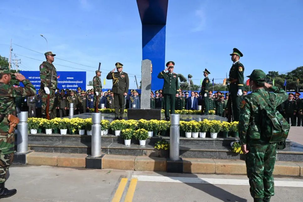 Đại tướng Phan Văn Giang và Đại tướng Tea Seiha chứng kiến lực lượng bảo vệ biên giới hai nước Việt Nam - Campuchia tuần tra chung