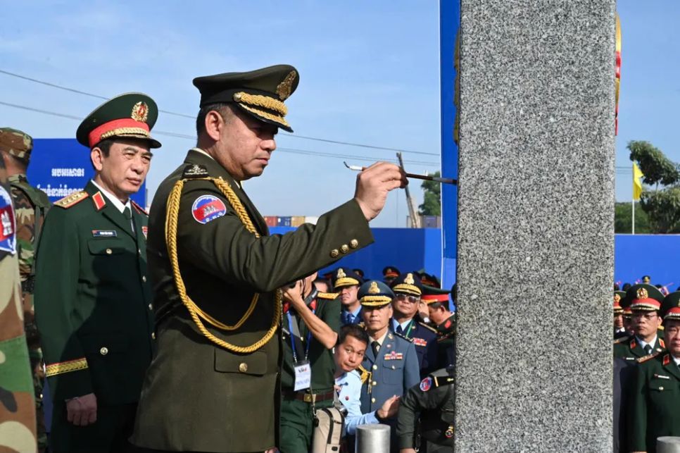 Đại tướng Tea Seiha thực hiện nghi thức tô son cột mốc chủ quyền phía Campuchia