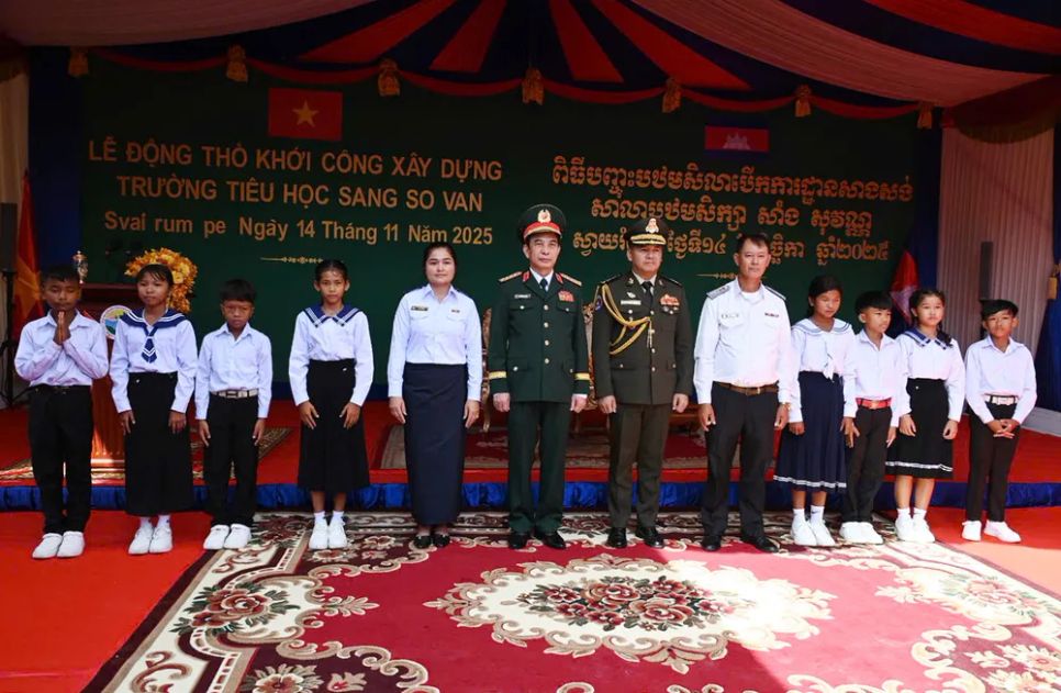 Hai bộ trường cùng giáo viên, học sinh Trường Tiểu học Sang Sovan