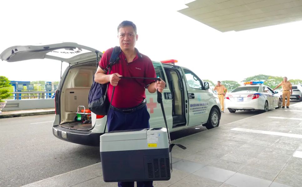 Các bộ phận tạng được để vào thiết bị chuyên dụng chuẩn bị vận chuyển đến nơi cần ghép Các bộ phận tạng được để vào thiết bị chuyên dụng chuẩn bị vận chuyển đến nơi cần ghép