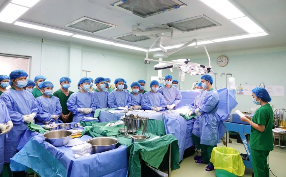 Tập thể các bác sĩ dành phút mặc niệm để tri ân người hiến trước khi bắt đầu phẫu thuật Tập thể các bác sĩ dành phút mặc niệm để tri ân người hiến trước khi bắt đầu phẫu thuật