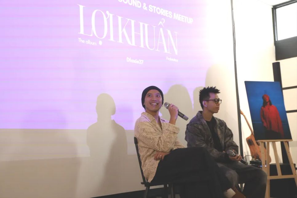 Dfoxie37 tại buổi ra giao lưu ra mắt album đầu tay Dfoxie37 tại buổi ra giao lưu ra mắt album đầu tay