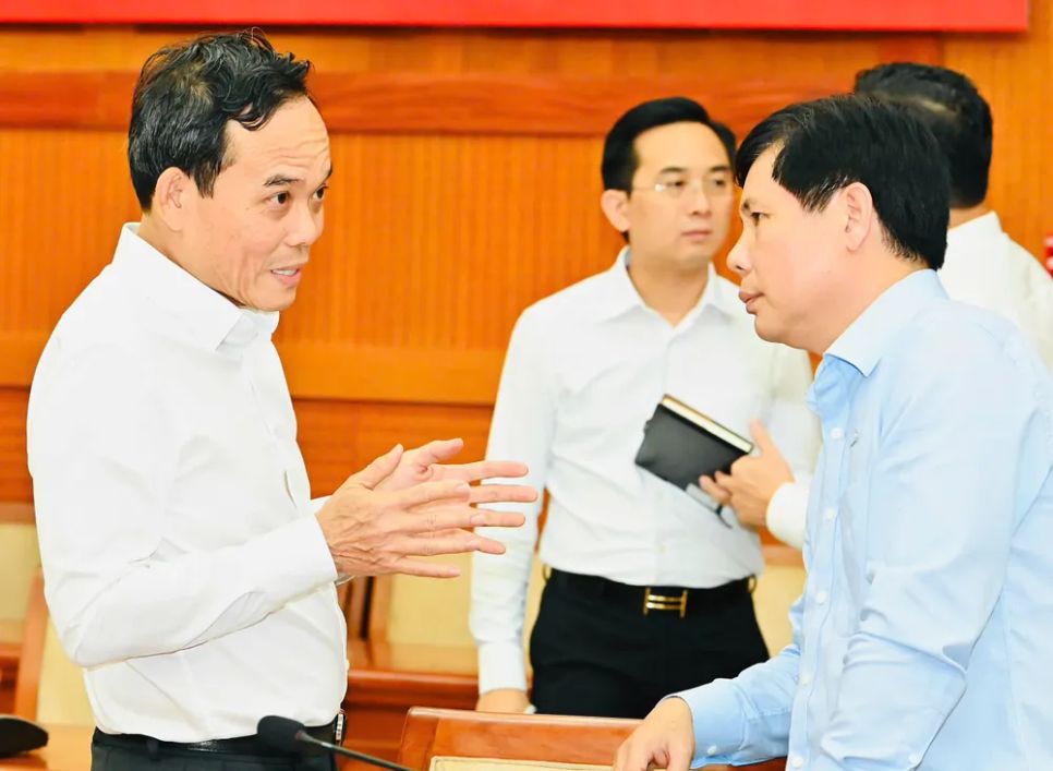 Bí thư Thành ủy TPHCM Trần Lưu Quang trao đổi với Trưởng Ban Quản lý đường sắt đô thị TPHCM. Ảnh: VIỆT DŨNG Bí thư Thành ủy TPHCM Trần Lưu Quang trao đổi với Trưởng Ban Quản lý đường sắt đô thị TPHCM. Ảnh: VIỆT DŨNG