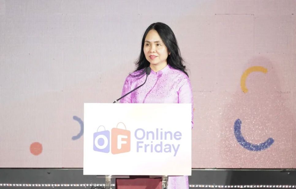 Cục trưởng Cục Thương mại điện tử và Kinh tế số Lê Hoàng Oanh phát biểu Cục trưởng Cục Thương mại điện tử và Kinh tế số Lê Hoàng Oanh phát biểu