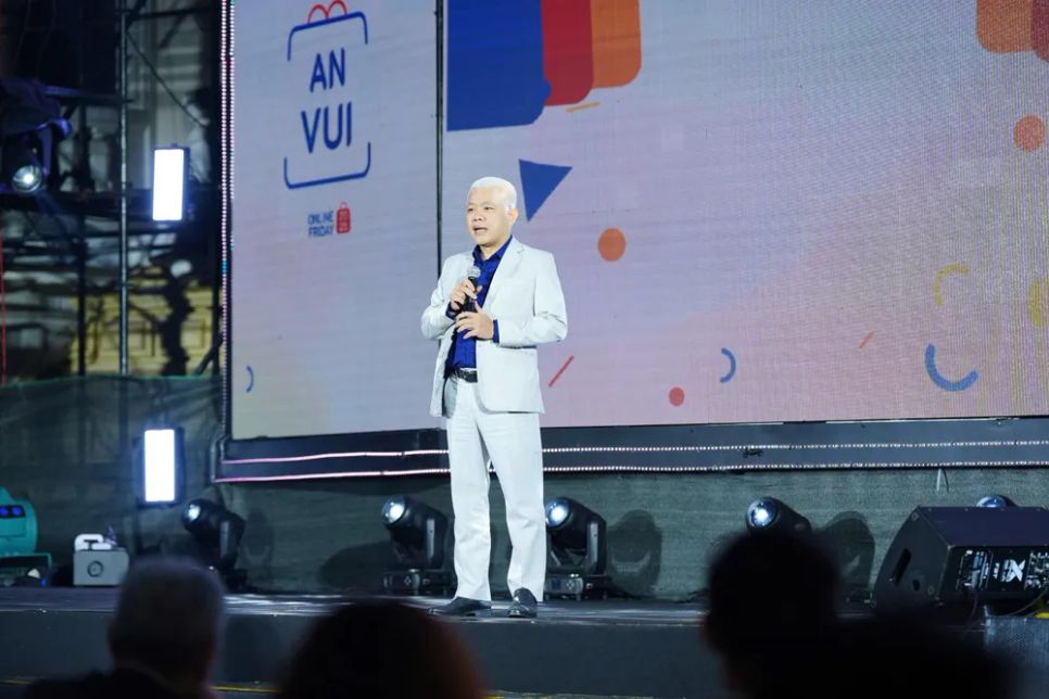 Đại diện của một nền tảng thương mại điện tử phát biểu tại lễ khai mạc Đại diện của một nền tảng thương mại điện tử phát biểu tại lễ khai mạc