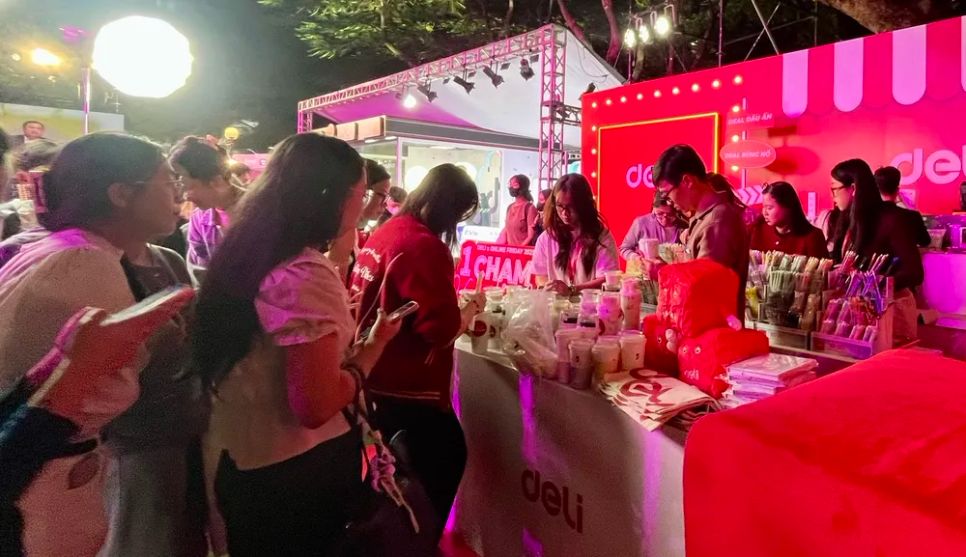 Giới trẻ Hà Nội tham gia mua sắm hàng giảm giá ngay tại lễ khai mạc Giới trẻ Hà Nội tham gia mua sắm hàng giảm giá ngay tại lễ khai mạc