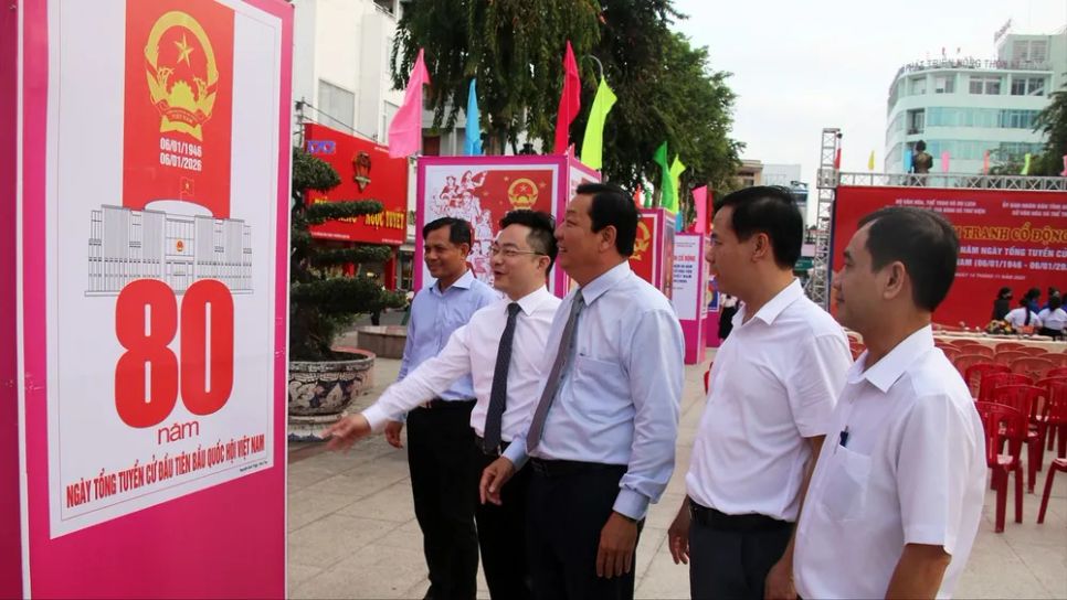 Các đại biểu tham quan triển lãm Các đại biểu tham quan triển lãm