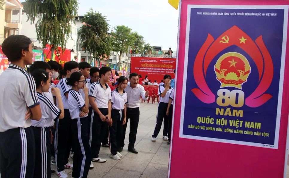 Các em học sinh xem tác phẩm tại triển lãm Các em học sinh xem tác phẩm tại triển lãm