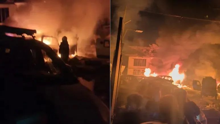 Đồn cảnh sát Srinagar bị cháy trong vụ nổ. Ảnh: NDTV Đồn cảnh sát Srinagar bị cháy trong vụ nổ. Ảnh: NDTV