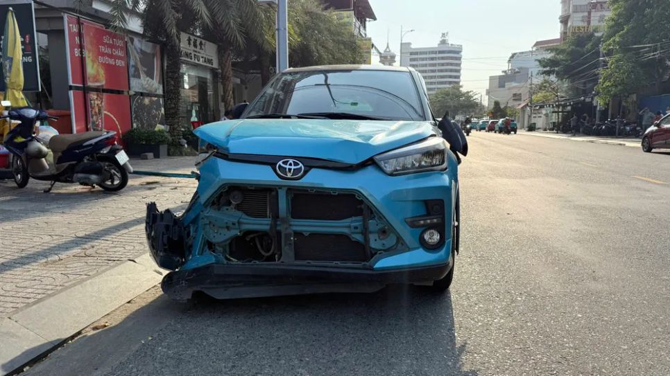 Chiếc ô tô bị hư hỏng phần đầu sau vụ tai nạn Chiếc ô tô bị hư hỏng phần đầu sau vụ tai nạn