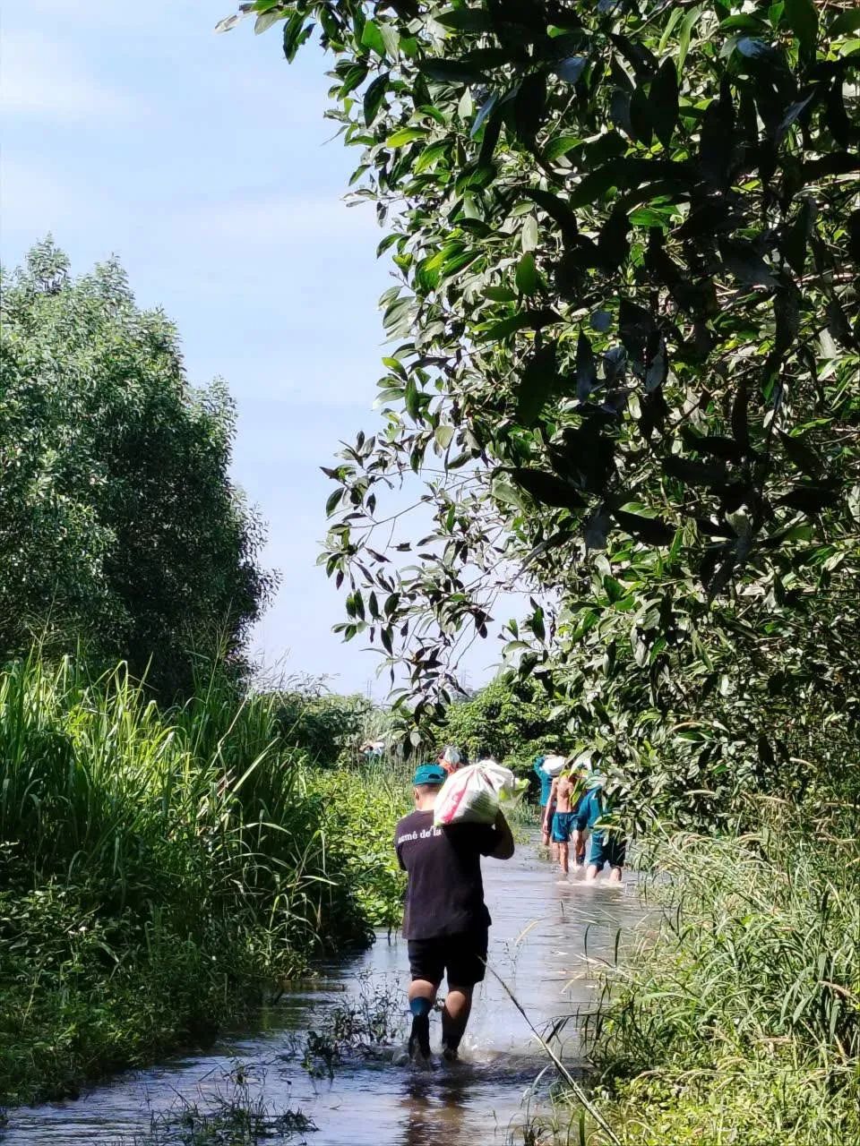 Xã Hồ Tràm hỗ trợ người dân khắc phục ngập úng do mưa lớn và xả lũ Xã Hồ Tràm hỗ trợ người dân khắc phục ngập úng do mưa lớn và xả lũ