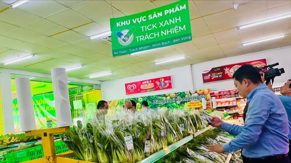 Người tiêu dùng chọn mua rau gắn Người tiêu dùng chọn mua rau gắn