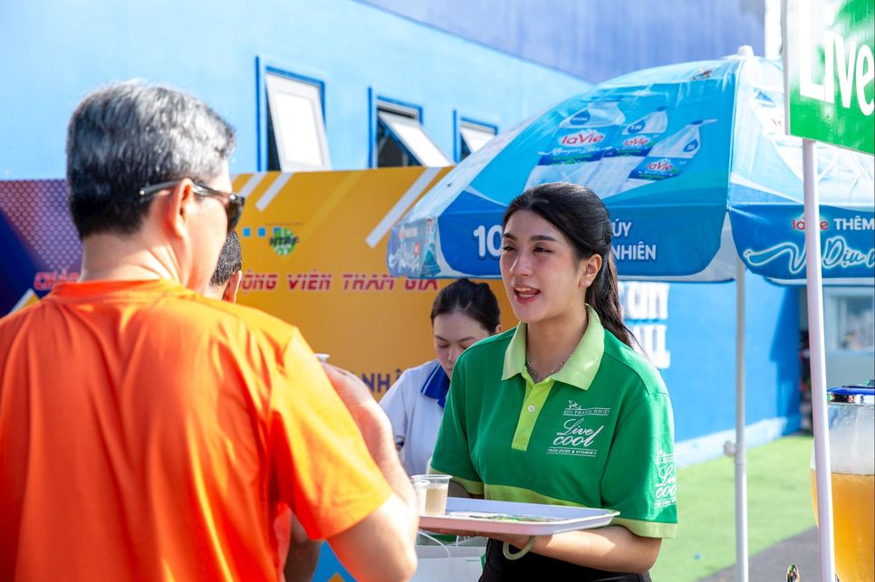 Các VĐV và khách mời trải nghiệm dùng thử sản phẩm của Livecool