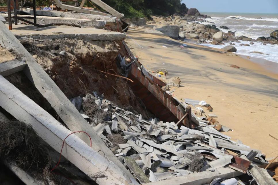 Tan hoang bãi biển Hàm Rồng