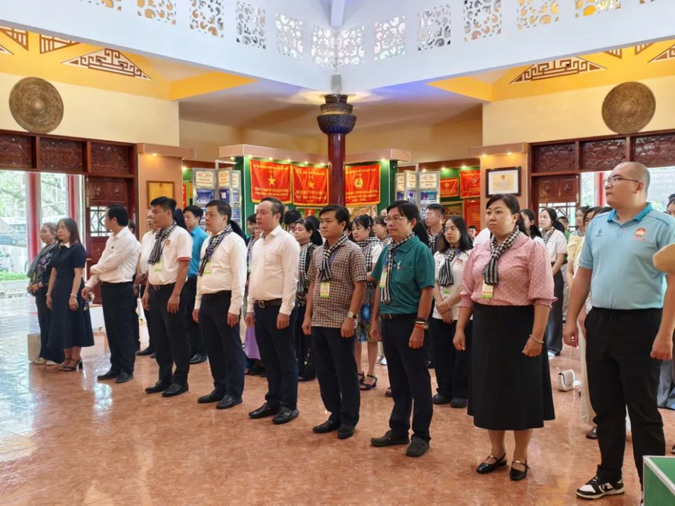 Lãnh đạo Hội Nông dân TPHCM và đoàn sinh viên Lào, Campuchia dâng hương Bác Hồ tại trụ sở Công ty TNHH MTV cao su Dầu Tiếng Lãnh đạo Hội Nông dân TPHCM và đoàn sinh viên Lào, Campuchia dâng hương Bác Hồ tại trụ sở Công ty TNHH MTV cao su Dầu Tiếng