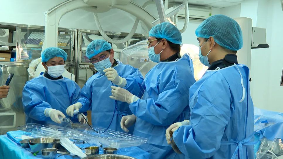 Ê-kíp tiến hành đặt máy tạo nhịp không dây cho bệnh nhân Ê-kíp tiến hành đặt máy tạo nhịp không dây cho bệnh nhân