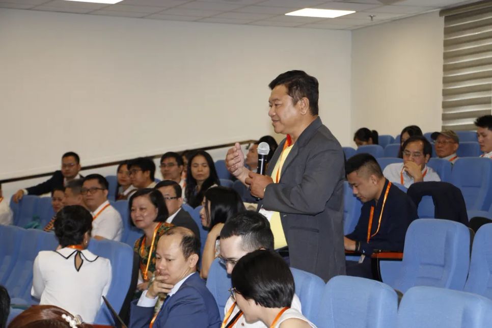 Đại biểu tham gia đặt câu hỏi trao đổi với các diễn giả Đại biểu tham gia đặt câu hỏi trao đổi với các diễn giả