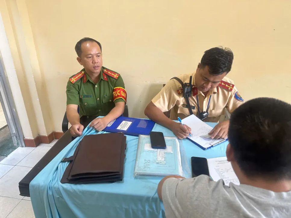 Được sự giải thích, phân tích từ phía cán bộ công an, tài xế xe ôtô con bày tỏ thái độ ân hận