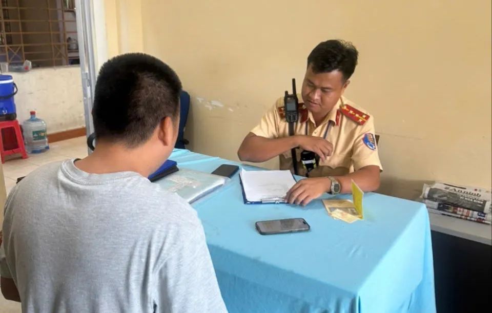 Tài xế L.V.L. đã có mặt tại trụ sở Công an phường Phú Lợi sáng 16-11