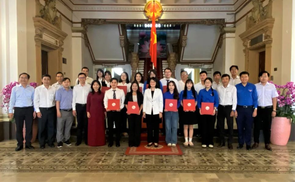 Đồng chí Trần Thị Diệu Thúy, Thành ủy viên, Phó Chủ tịch UBND TPHCM, chụp hình lưu niệm cùng 13 nhà khoa học trẻ. Ảnh: THANH HÙNG Đồng chí Trần Thị Diệu Thúy, Thành ủy viên, Phó Chủ tịch UBND TPHCM, chụp hình lưu niệm cùng 13 nhà khoa học trẻ. Ảnh: THANH HÙNG