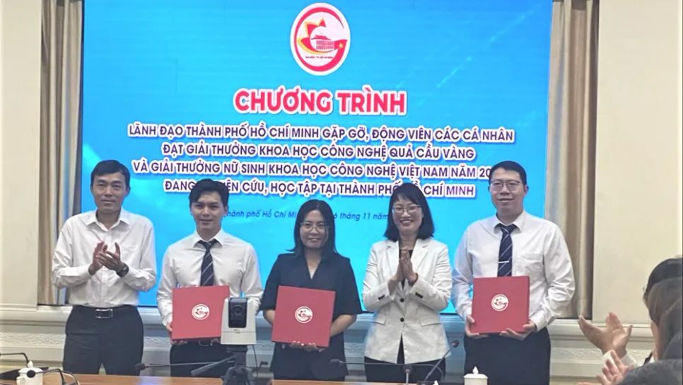 Đồng chí Trần Thị Diệu Thúy, Thành ủy viên, Phó Chủ tịch UBND TPHCM tặng quà cho các nhà khoa học trẻ đạt giải thưởng Quả cầu vàng năm 2025. Ảnh: THANH HÙNG Đồng chí Trần Thị Diệu Thúy, Thành ủy viên, Phó Chủ tịch UBND TPHCM tặng quà cho các nhà khoa học trẻ đạt giải thưởng Quả cầu vàng năm 2025. Ảnh: THANH HÙNG