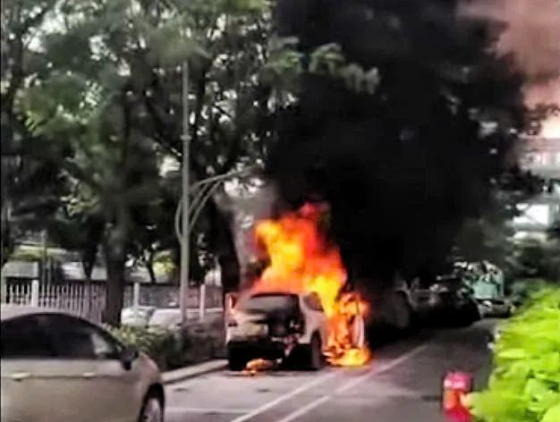 Cháy ô tô 5 chỗ ở phường An Khánh Cháy ô tô 5 chỗ ở phường An Khánh