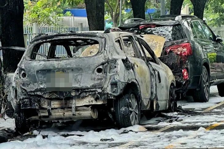 Chiếc ô tô bị cháy rụi sau đám cháy Chiếc ô tô bị cháy rụi sau đám cháy