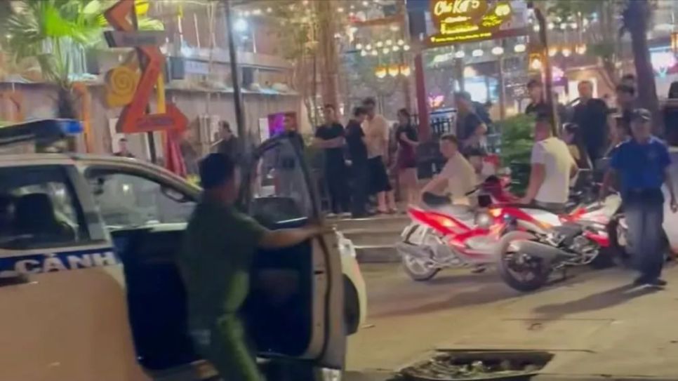 Công an khẩn trương có mặt tại hiện trường để xử lý vụ việc và đưa một số người về trụ sở làm việc Công an khẩn trương có mặt tại hiện trường để xử lý vụ việc và đưa một số người về trụ sở làm việc