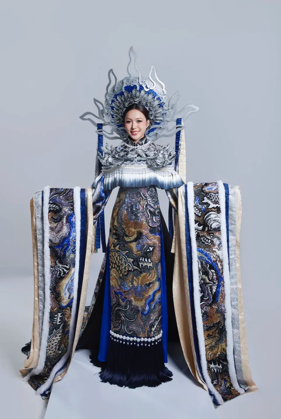 Trang phục “Cửu Long Ẩn Vân” Trang phục “Cửu Long Ẩn Vân”