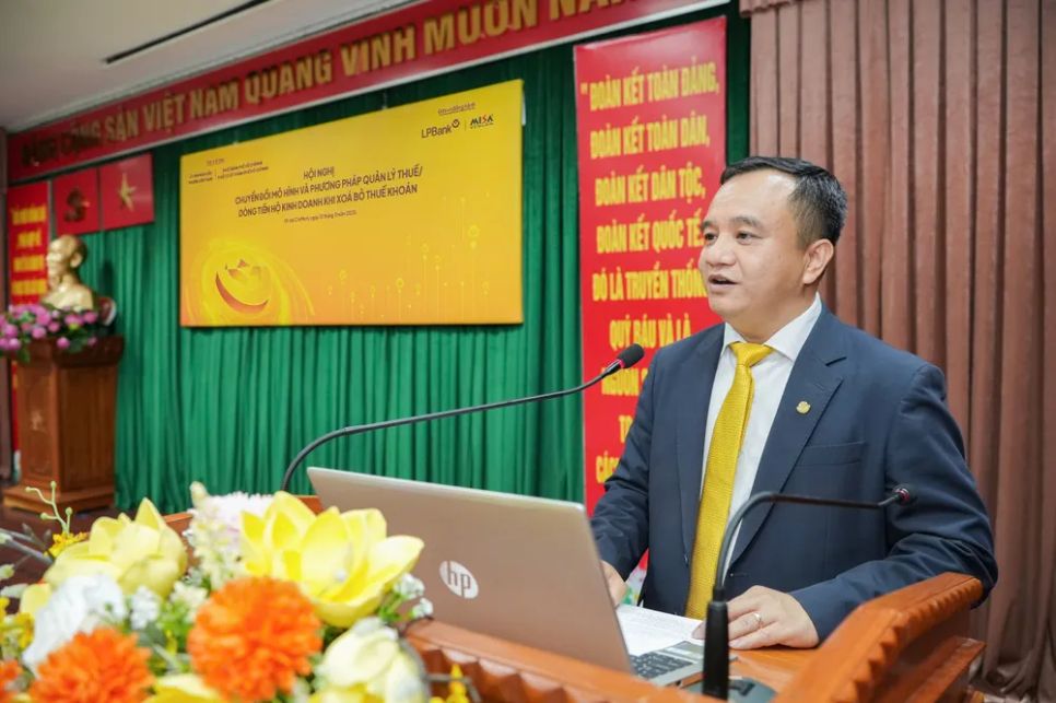 Ông Đặng Công Hoàn, Phó Tổng Giám đốc kiêm Giám đốc Ngân hàng Bán lẻ LPBank phát biểu tại sự kiện