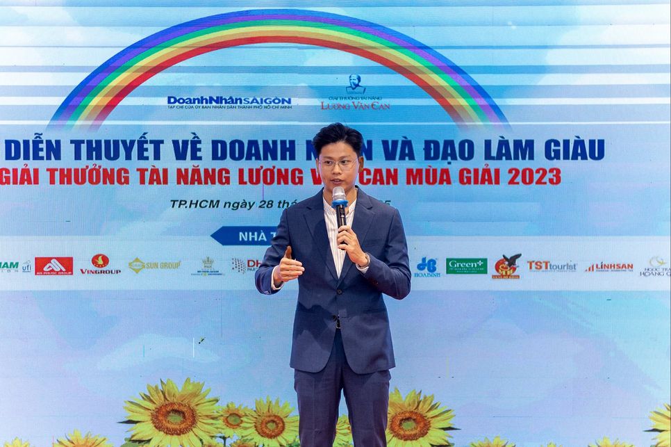 Nì Clothes sẽ là platform - nền tảng của một hệ sinh thái trong tương lai bao gồm chương trình giáo dục, chuỗi quán cà phê sách nơi người trẻ có thể chia sẻ thành thật với nhau và thời trang, sản phẩm hữu hình thể hiện ý chí tinh thần của các bạn trẻ Nì Clothes sẽ là platform - nền tảng của một hệ sinh thái trong tương lai bao gồm chương trình giáo dục, chuỗi quán cà phê sách nơi người trẻ có thể chia sẻ thành thật với nhau và thời trang, sản phẩm hữu hình thể hiện ý chí tinh thần của các bạn trẻ