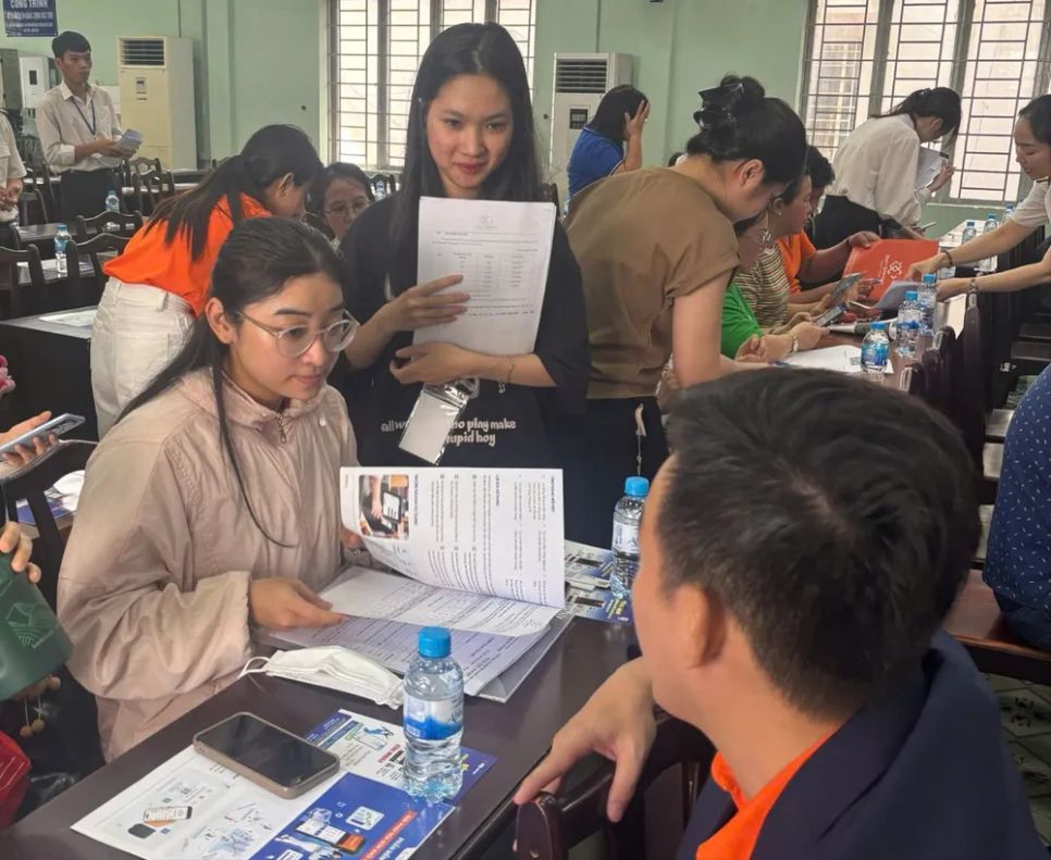 Các cơ quan thuế tại TPHCM phối hợp với nhà cung cấp giải pháp hướng dẫn, hỗ trợ hộ kinh doanh chuyển đổi. Ảnh: KHÁNH CHÂU Các cơ quan thuế tại TPHCM phối hợp với nhà cung cấp giải pháp hướng dẫn, hỗ trợ hộ kinh doanh chuyển đổi. Ảnh: KHÁNH CHÂU