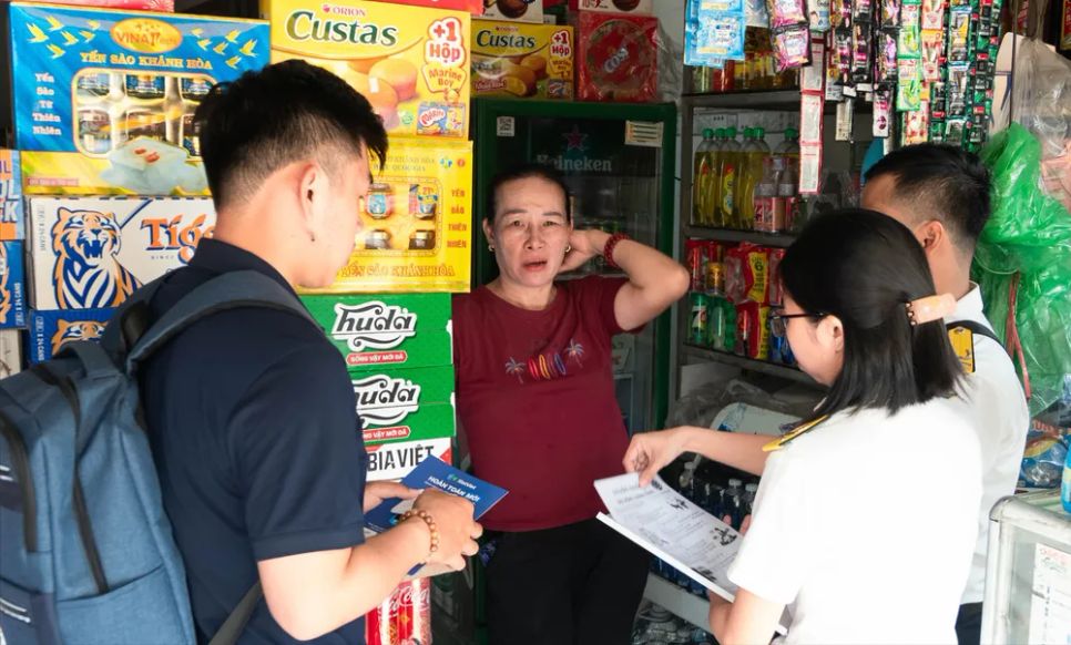 Cán bộ thuế và các nhà cung cấp giải pháp tới tận hộ kinh doanh để hướng dẫn, hỗ trợ chuyển đổi sang thuế kê khai Cán bộ thuế và các nhà cung cấp giải pháp tới tận hộ kinh doanh để hướng dẫn, hỗ trợ chuyển đổi sang thuế kê khai