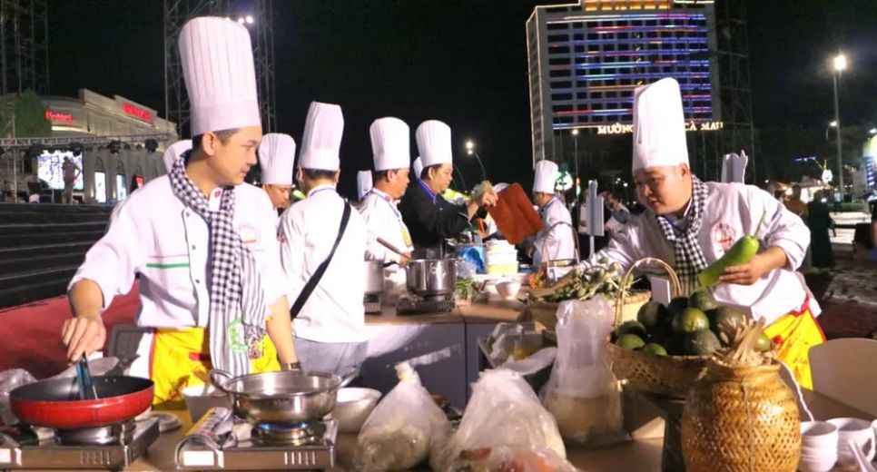 Các đầu bếp chế biến các món ăn từ cua Cà Mau kết hợp với đặc sản của các địa phương